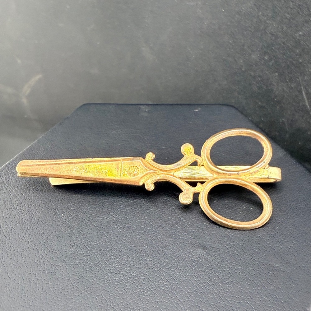 Vintage Estate Tie Bar Scissors Gold Tone Sewer Quilter Retro Novelty Accessory